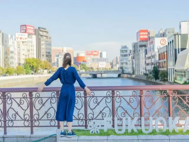 昼の中州。夜はネオンだらけの街に。