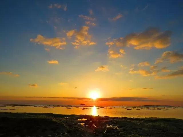 周辺はカフェや雑貨屋、もちろんコバルトブルーに輝くビーチもあり写真好きにはたまりませんね♪