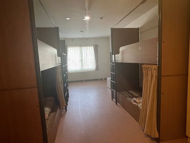 従業員寮の部屋内です。