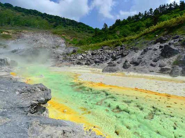 源泉が川のように流れる！贅沢な温泉です♪