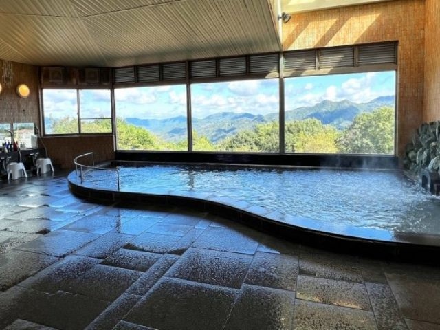 ～眺望抜群の大展望風呂～夜は満天の星空も楽しめます。