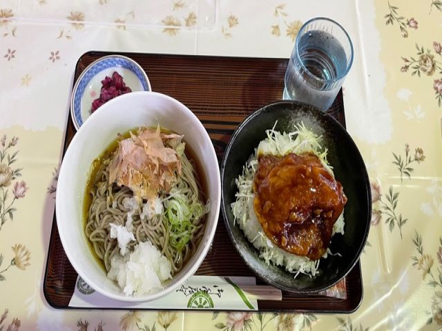ソースカツ丼・・一度食べてみてください！！
おいしいです！！！