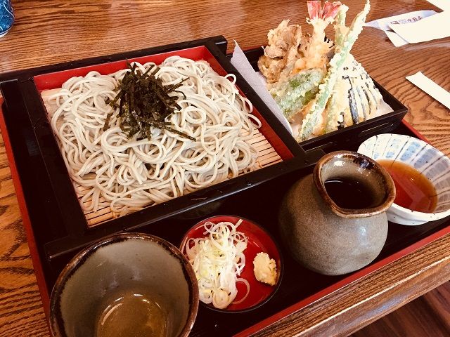 周辺にはおいしい食事処もあります♪