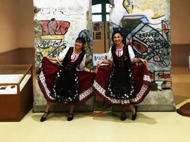 制服はドイツの民族衣装♪めったに体験できないお仕事です♪