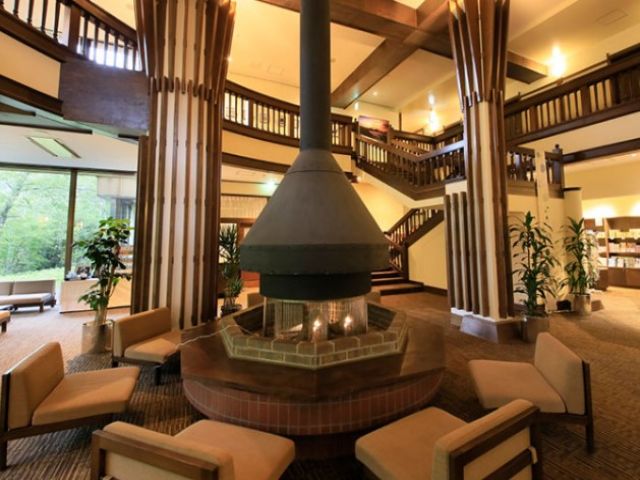 ロビーも広くておしゃれな施設です♪