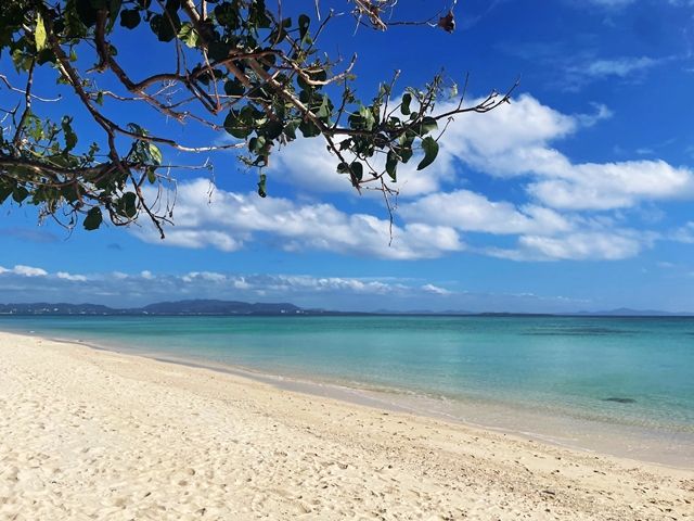 青い海を眺める、それが趣味になるくらい、沖縄にはキレイな海があります。