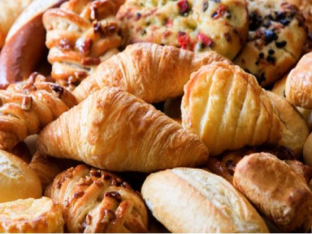 ベーカリーで焼いたパンと自家製ケーキ・ドリンクを販売♪