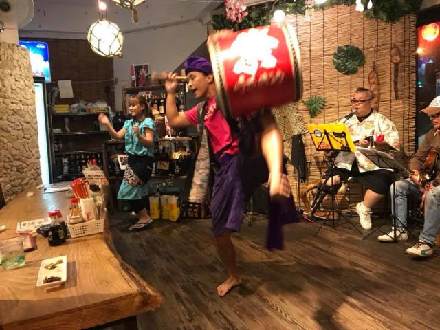 毎日沖縄民謡ライブを開催している人気居酒屋です♪みんなでワイワイ盛り上がろう！