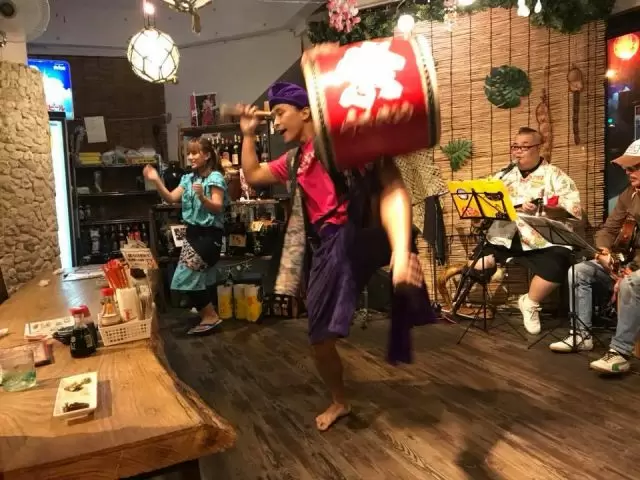 毎日沖縄民謡ライブを開催している人気居酒屋です♪みんなでワイワイ盛り上がろう！