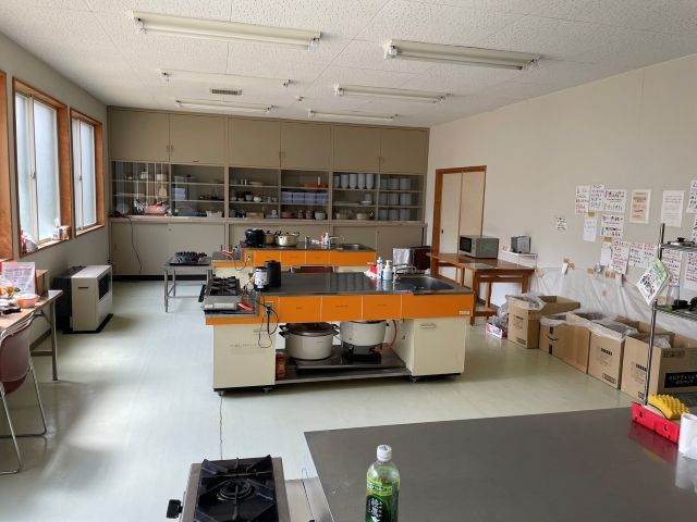 寮内に立派なキッチン付き♪
調理器具も一通りあるので自炊することが可能！