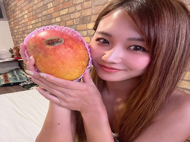 沖縄はとれたてフルーツが格安で食べられます！このマンゴーも500円でした！！