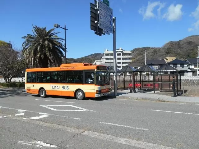 海がすぐそこ！のーんびりした温泉街です。バス停そばに無料の足湯もありますよ～♪
