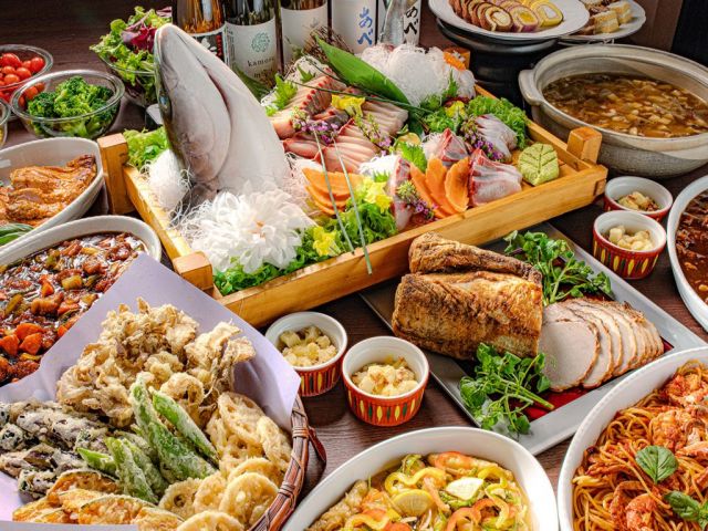 お料理の提供やお掃除とマルチにお願いします！