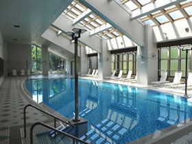 プール・フィットネスジムの受付業務のお仕事です！
通しシフトなので人気必須！