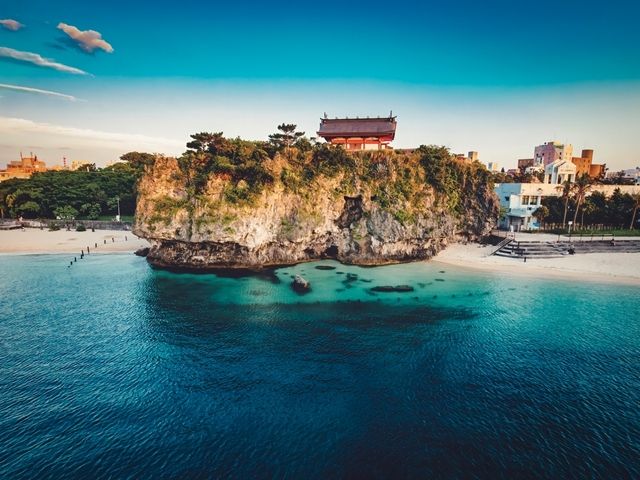 那覇市内にもきれいなビーチがあるんです！パワースポットの波之上宮は神秘的！