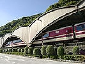 ロマンスカーで新宿まで一本で行けます