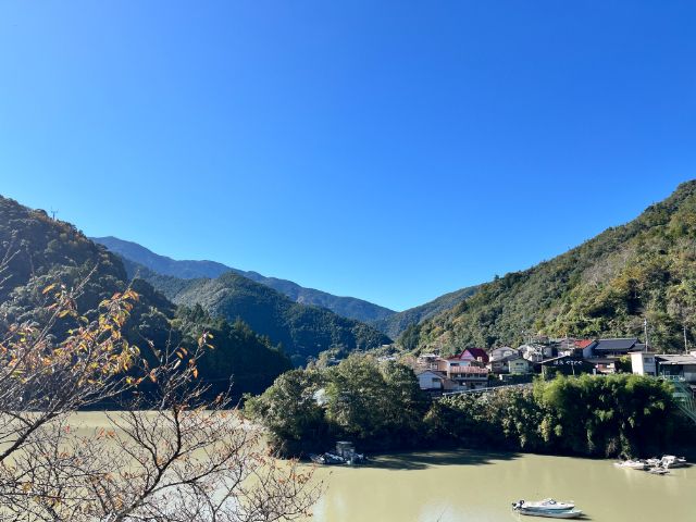 周辺には観光名所もあり、大自然の絶景が広がります！※写真の空は『無加工』でこの青さです！
