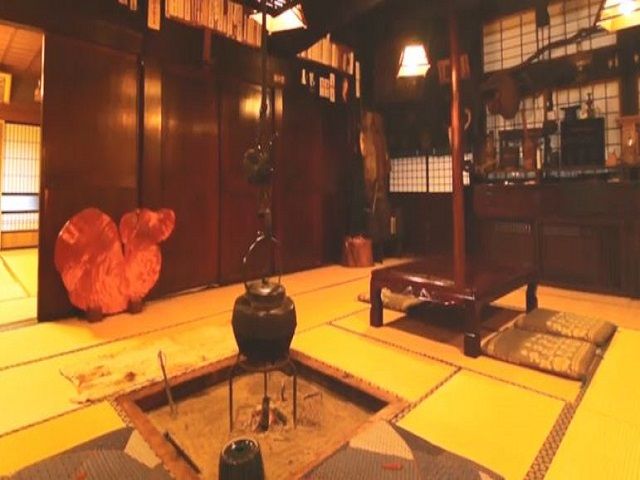 館内はこんな感じで囲炉裏があります！昔ながらの趣がありなんとも落ち着く空間です！