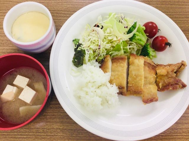 嬉しい3食無料のまかない！
日替わり定食なので、毎日色々な食事を楽しめます～♪