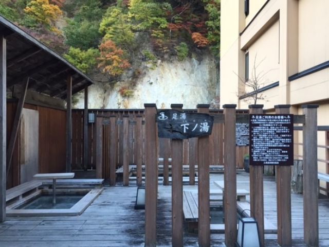 温泉街に足湯もあります☆