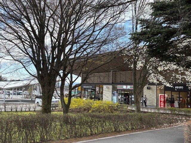 軽井沢駅目の前には大きなショッピングモールがあるのでお買い物も楽しめます♪