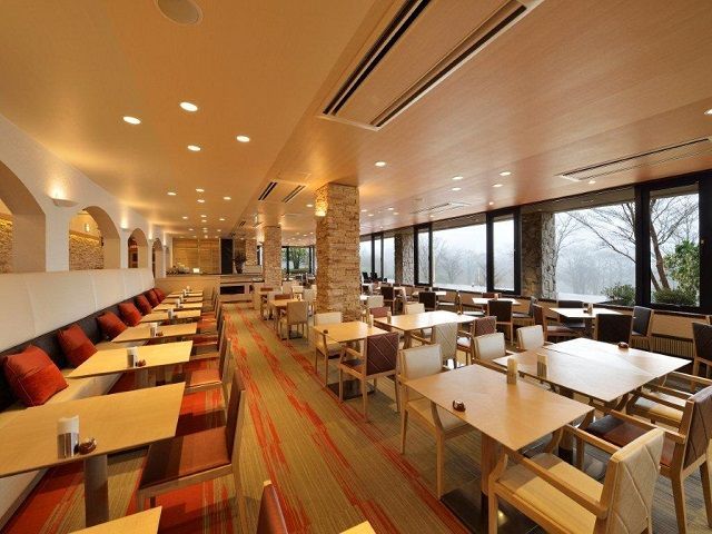 綺麗なレストランでの接客ですヾ(=^▽^=)ノ