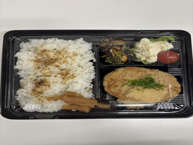 お弁当タイプのまかない（￥200）ホテルの調理人さんが丁寧に作ってくれます。