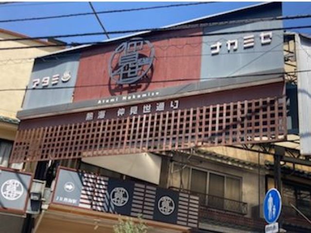 駅周辺には商店街があり、生活も便利です。
