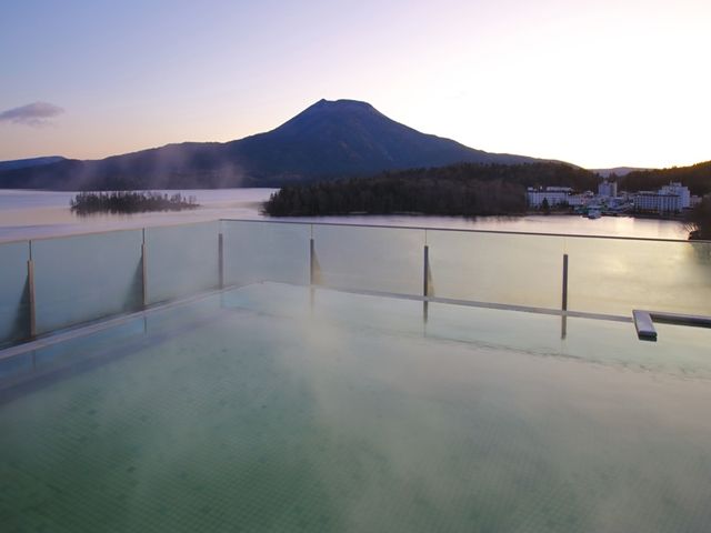 阿寒湖が一望できる露天風呂や館内大浴場、人気のサウナもスタッフさんは利用無料です！