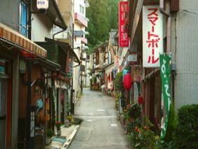 あの！ジブリ映画のモデル？？川沿いに広がる温泉街をぜひめぐってみてください♪