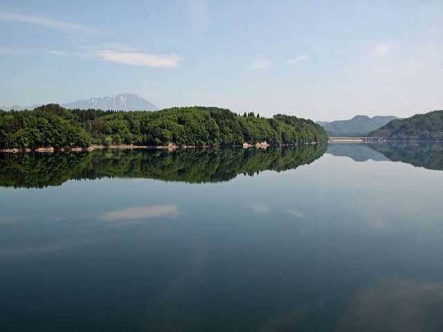 御所湖沿いにあるつなぎ温泉は自然もたくさんあります♪