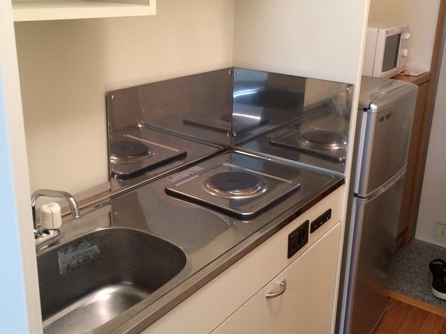 寮は1ルームのミニキッチン付☆写真には写っていないですがユニットバスも完備の綺麗な寮です。