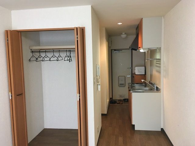 クローゼットもあり収納スペースもあります。