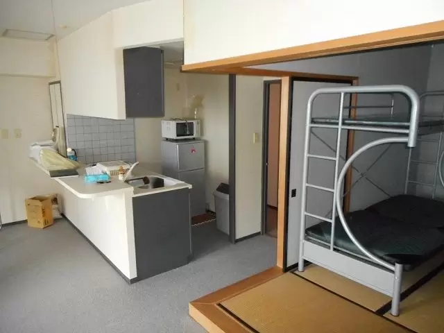 お部屋はシェアして頂きます。室内にお手洗いお風呂ベッドがあります。