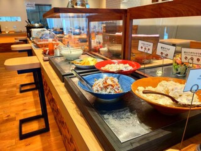 賄いはなんとバイキング！休日も300円で召し上がれます！