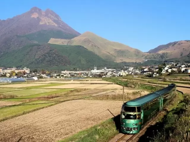 湯布院を走る観光列車、ゆふいんの森号。ななつぼしin九州。景色に映える美しい車両です。