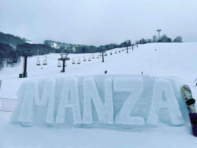 標高1,800メートルの万座エリアのお仕事です！
雪質も抜群です！！