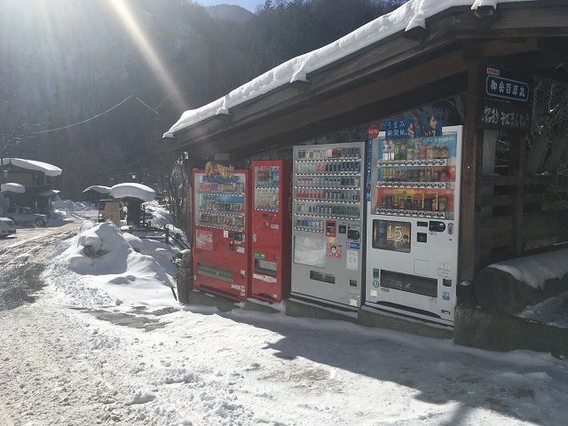 売店には軽食も売っています。
少し値段は高いですが、便利なお店です！