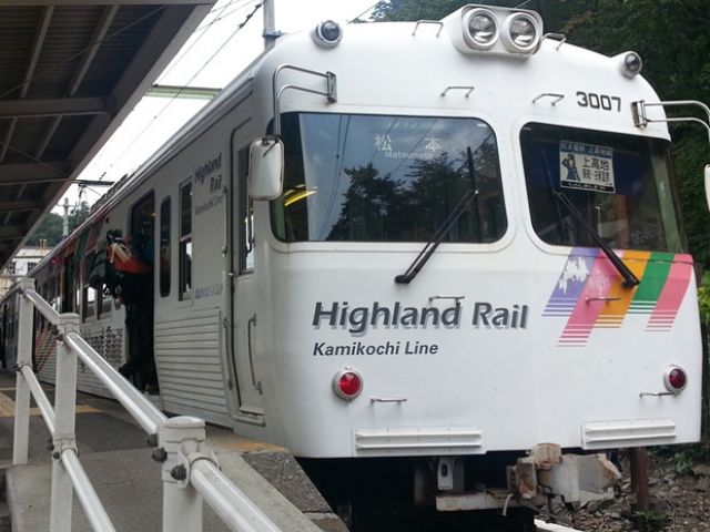 松本駅からこの電車に乗って移動します。
ワンマン列車なので、新鮮味あるかも！？