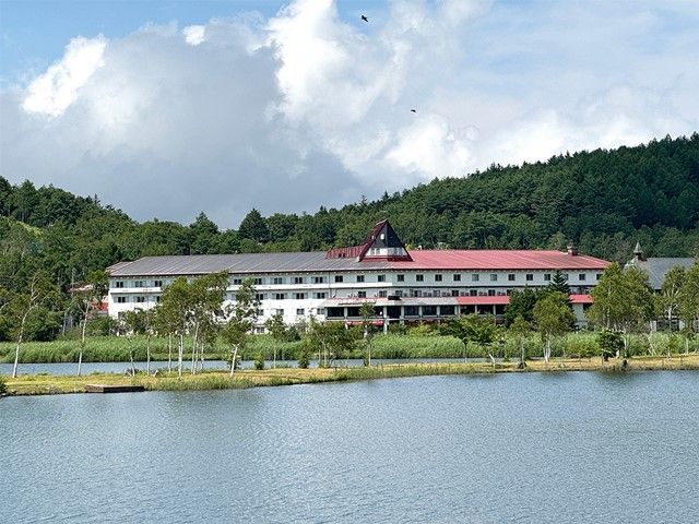 目の前が白樺湖！神秘的な景観です。