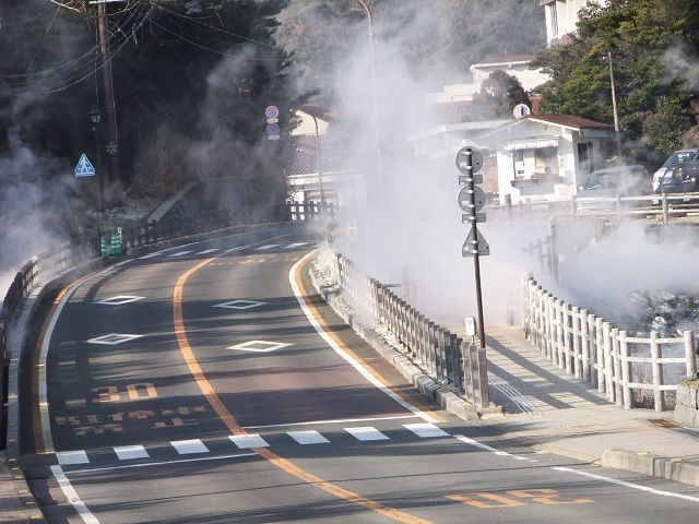 湯煙がモクモク！ＴＨＥ温泉地です！湯せんべいや温泉たまごを食べながらの散策も楽しい。
