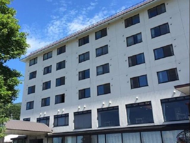 高社山の中腹735ｍの高台にある真っ白な建物です