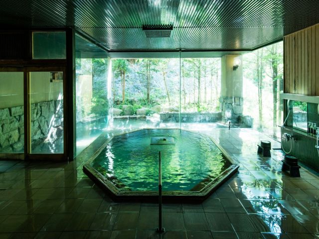 ～その昔、このあたり一帯は、神さまたちが湯治に訪れる場所～
お休みの日には館内の大浴場へ…