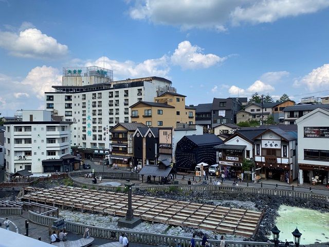 大人気観光地の湯畑が目の前！！！写真映えするスポットやグルメがたくさんあります♪