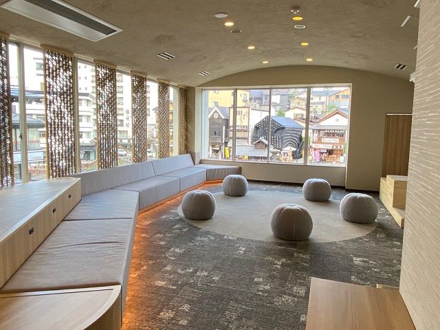 湯畑を眺めながらまったりできます♪