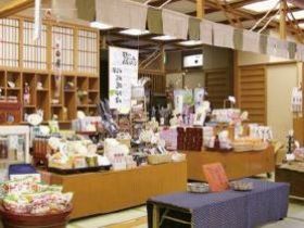 旅館内の売店は地元の食材を売っています。