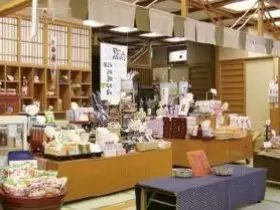 旅館内の売店は地元の食材を売っています。