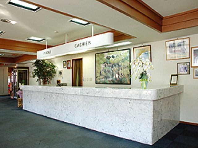 就業場所はロビー周りやフロントです。
団体のお客様も多く、にぎやかな入口