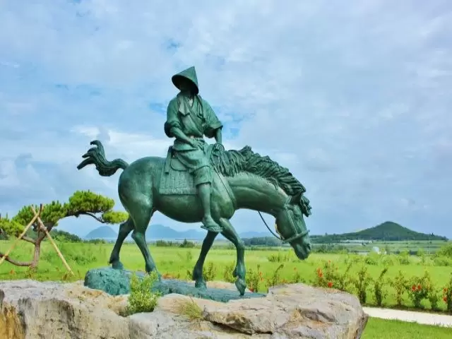 琉球国王『尚円王』の銅像が置かれている立派な公園があります!