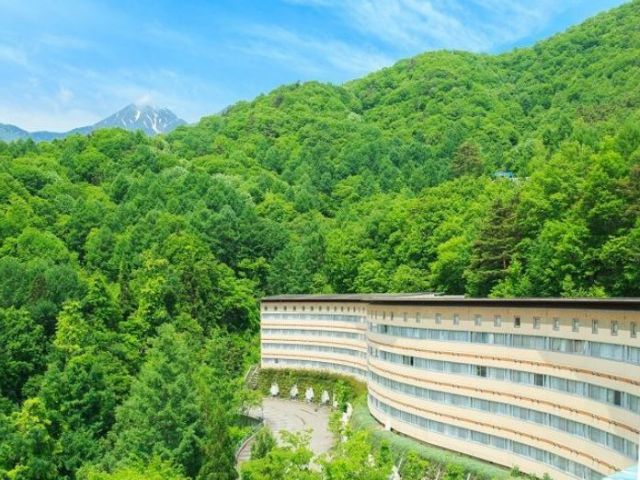 北アルプスに抱かれた山岳リゾート!!
標高約1,000メートルに位置するホテルです☆